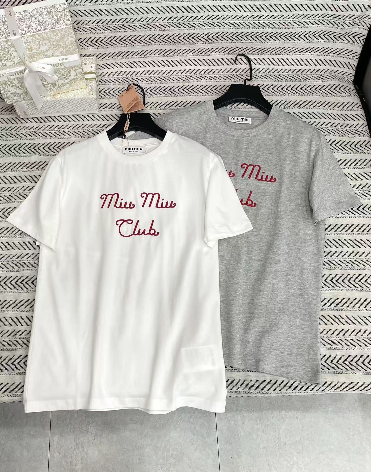 M1UM1U 刺繍入りレターTシャツ【50％割引+送料無料】