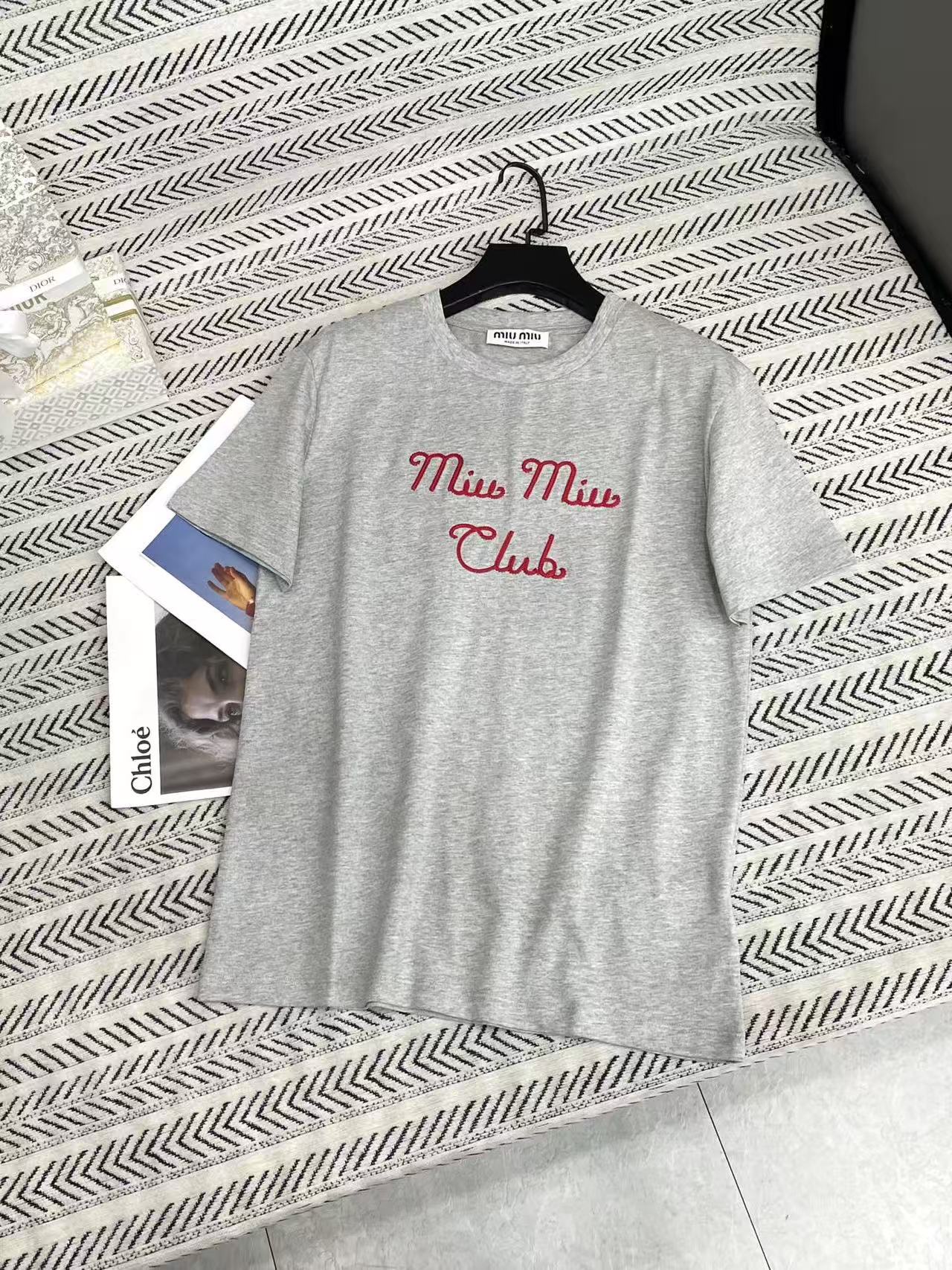 M1UM1U 刺繍入りレターTシャツ【50％割引+送料無料】