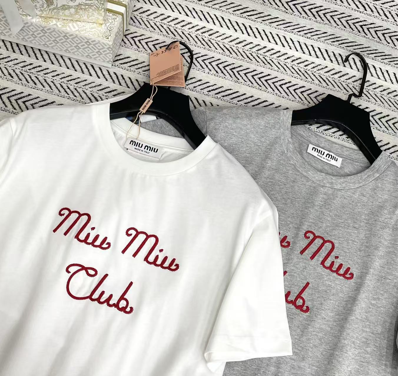 M1UM1U 刺繍入りレターTシャツ【50％割引+送料無料】