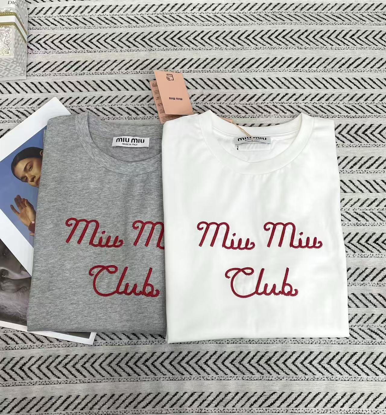 M1UM1U 刺繍入りレターTシャツ【50％割引+送料無料】