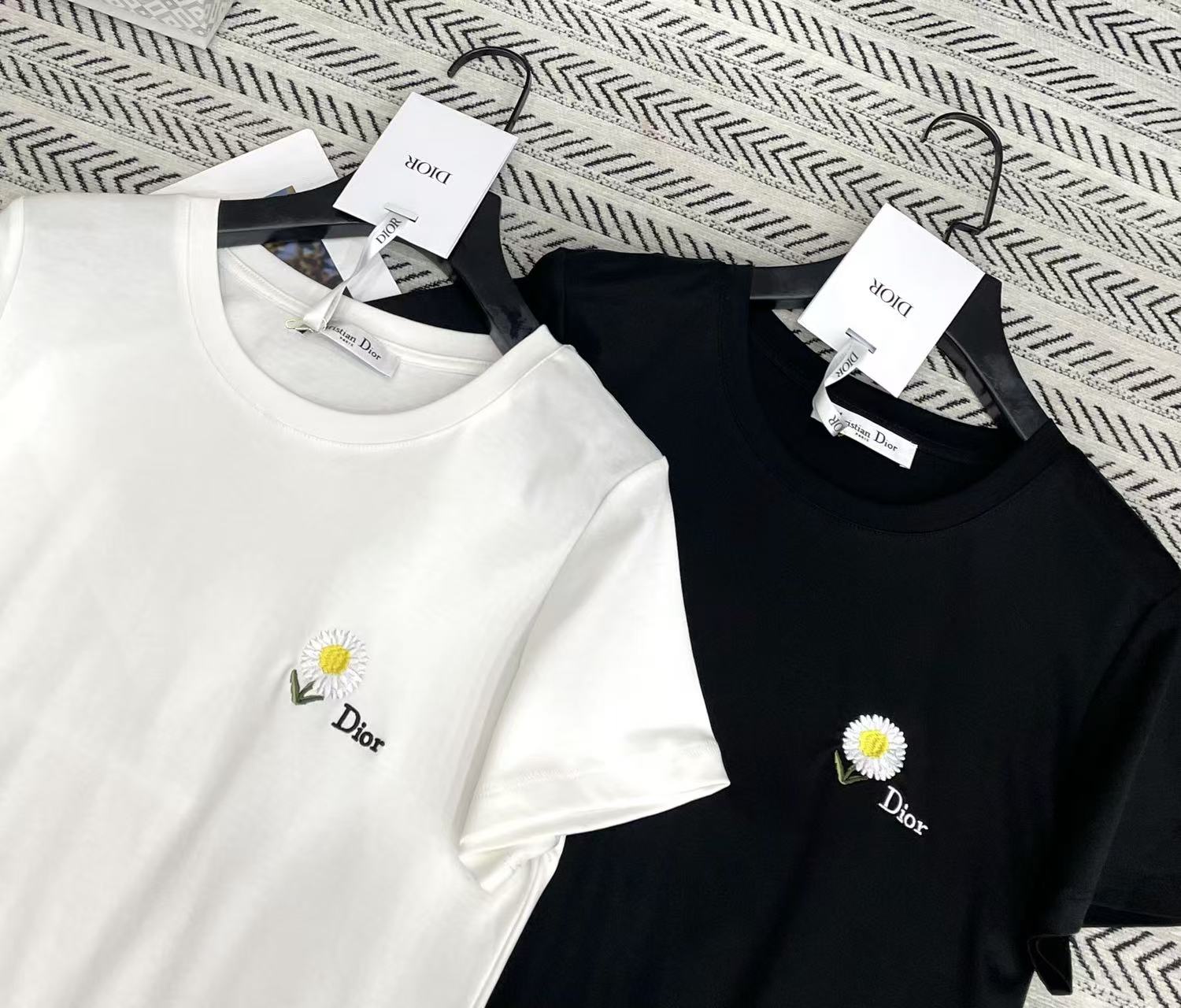 DIOR 花柄刺繍レタリングTシャツ【50％割引+送料無料】