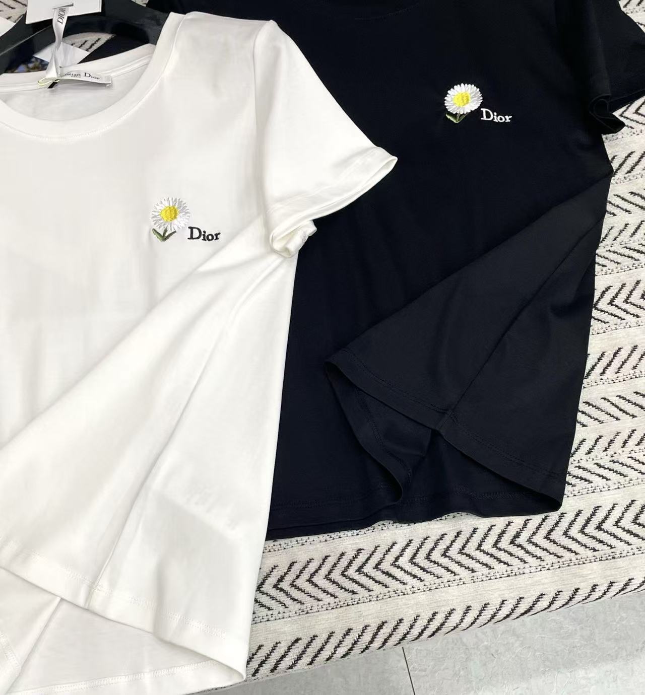 DIOR 花柄刺繍レタリングTシャツ【50％割引+送料無料】