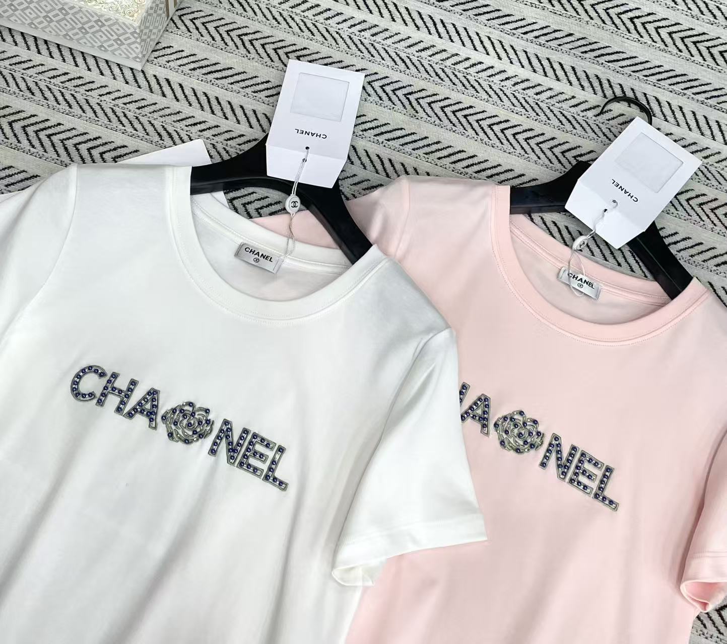 CHANE1 3D刺繍ビーズ付きカメリアTシャツ【50％割引+送料無料】