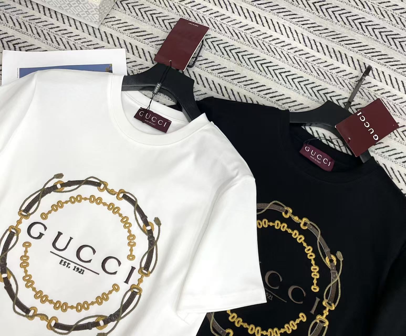 GUCCI 刺繍ロゴTシャツ【50％割引+送料無料】