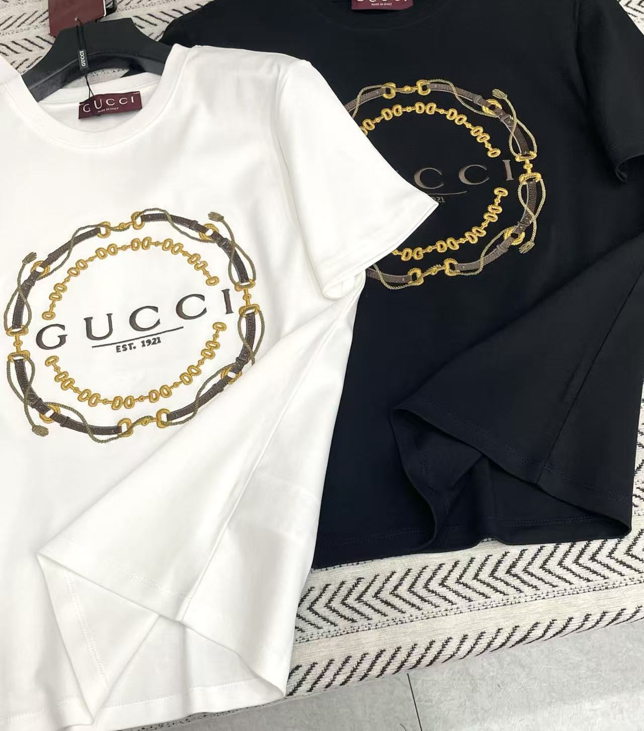 GUCCI 刺繍ロゴTシャツ【50％割引+送料無料】