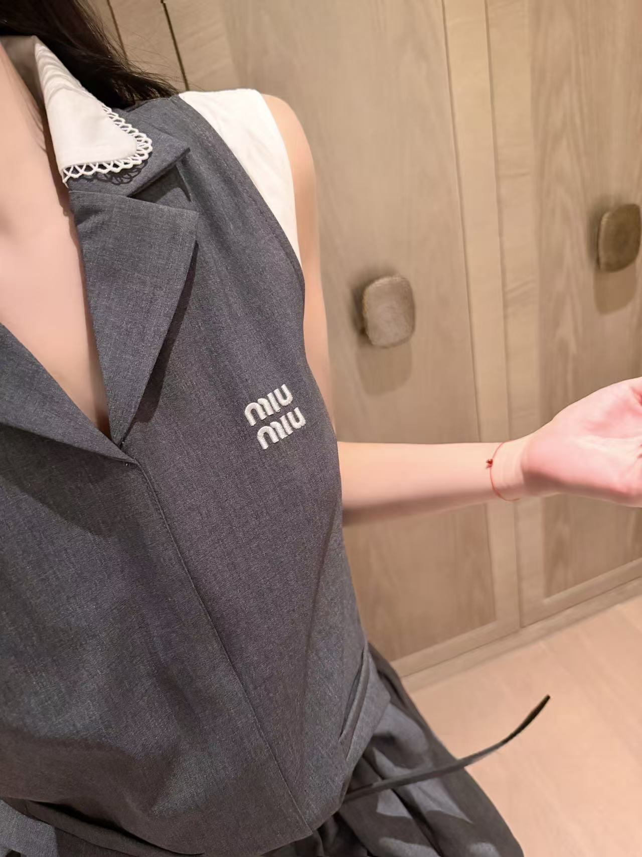 M1UM1U レーストリム付きVネックノースリーブドレス【50％割引+送料無料】