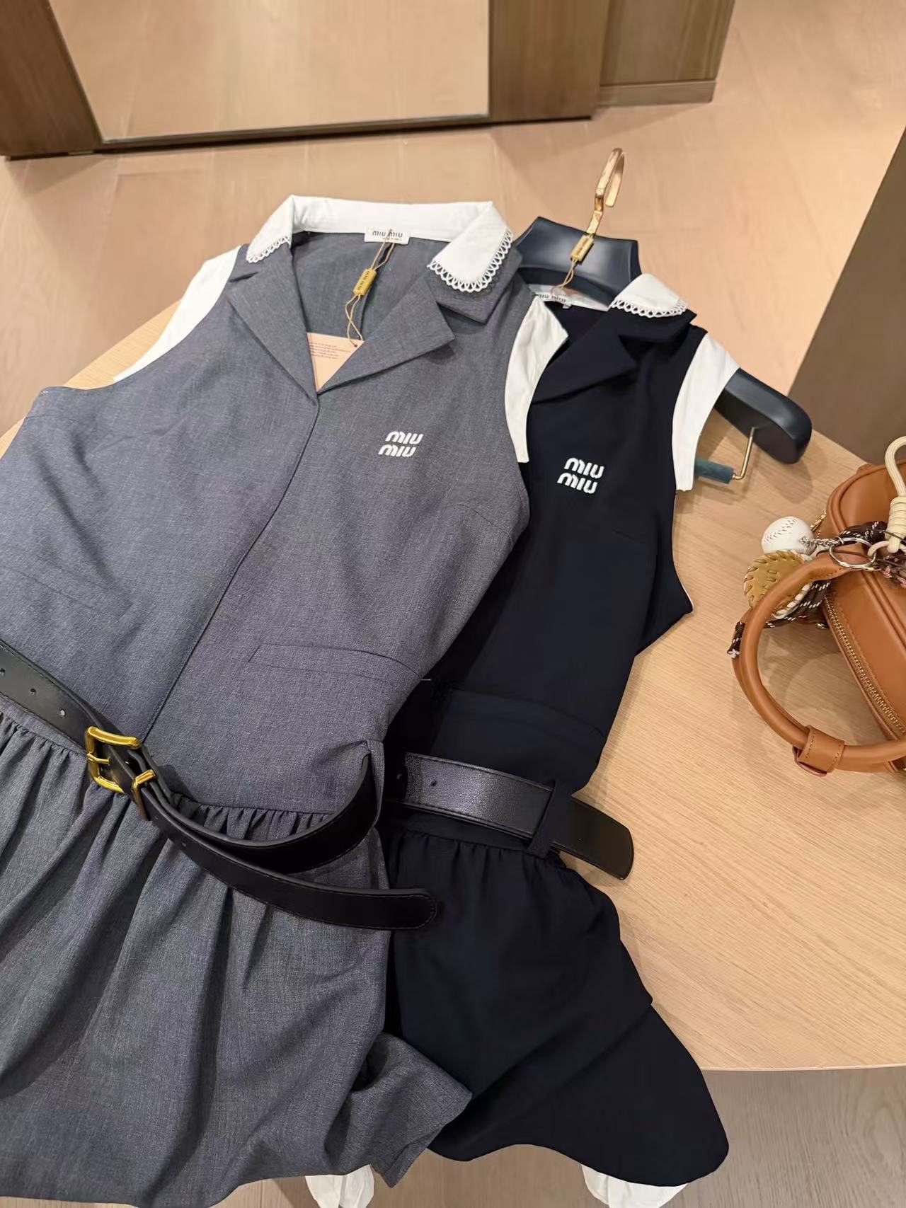 M1UM1U レーストリム付きVネックノースリーブドレス【50％割引+送料無料】