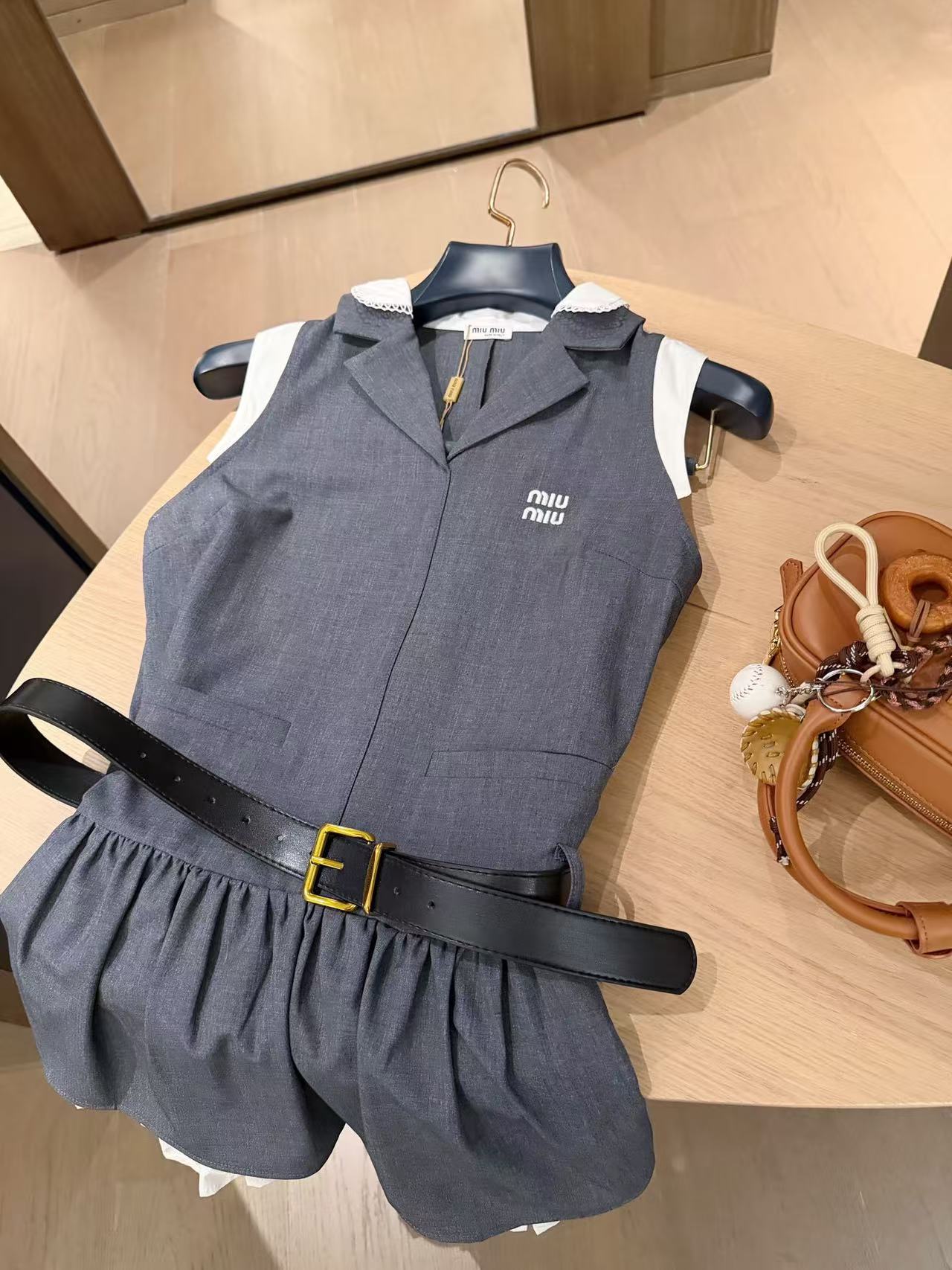 M1UM1U レーストリム付きVネックノースリーブドレス【50％割引+送料無料】