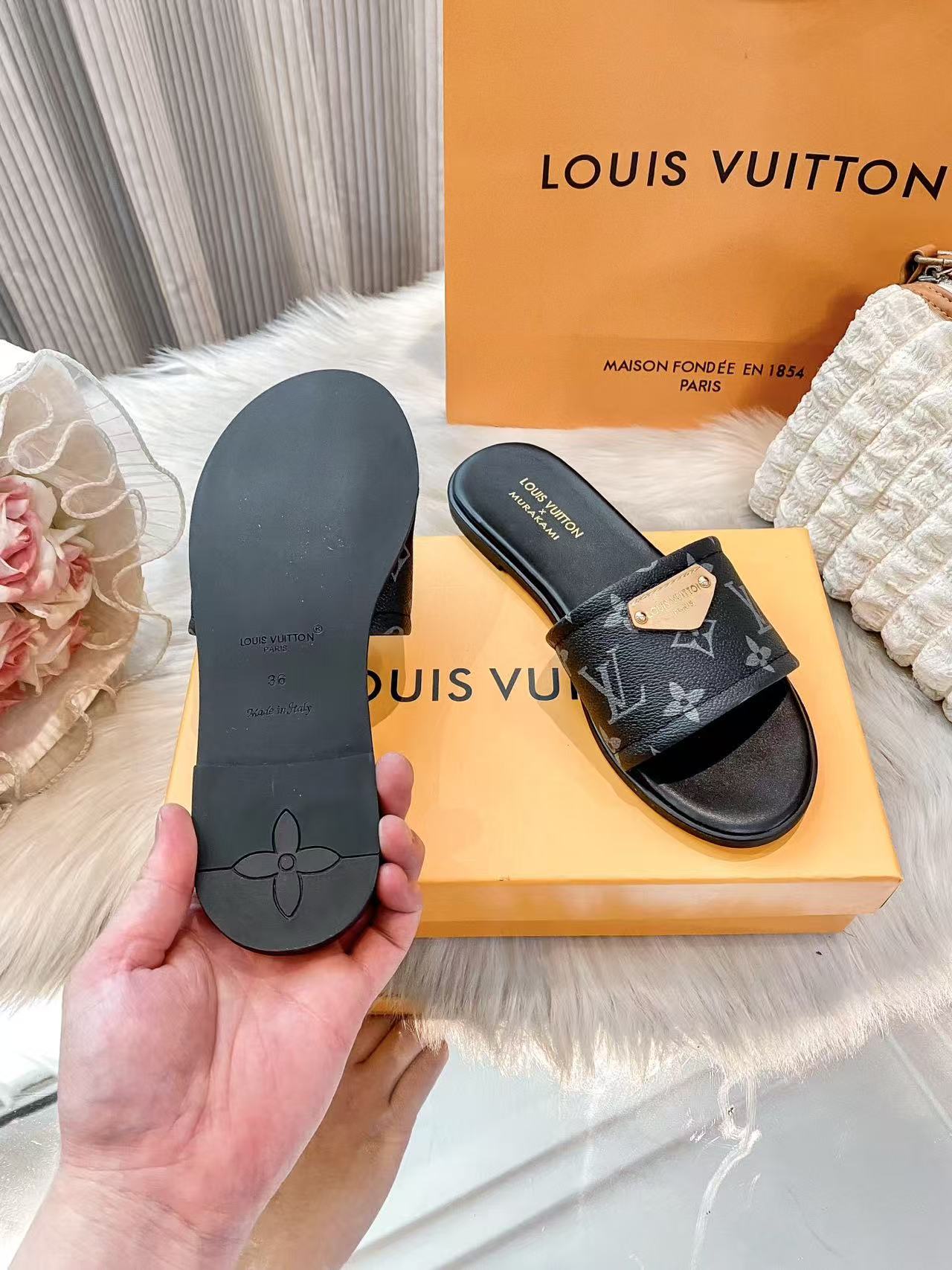 LVプリント柄のスリッパ【50％割引+送料無料】