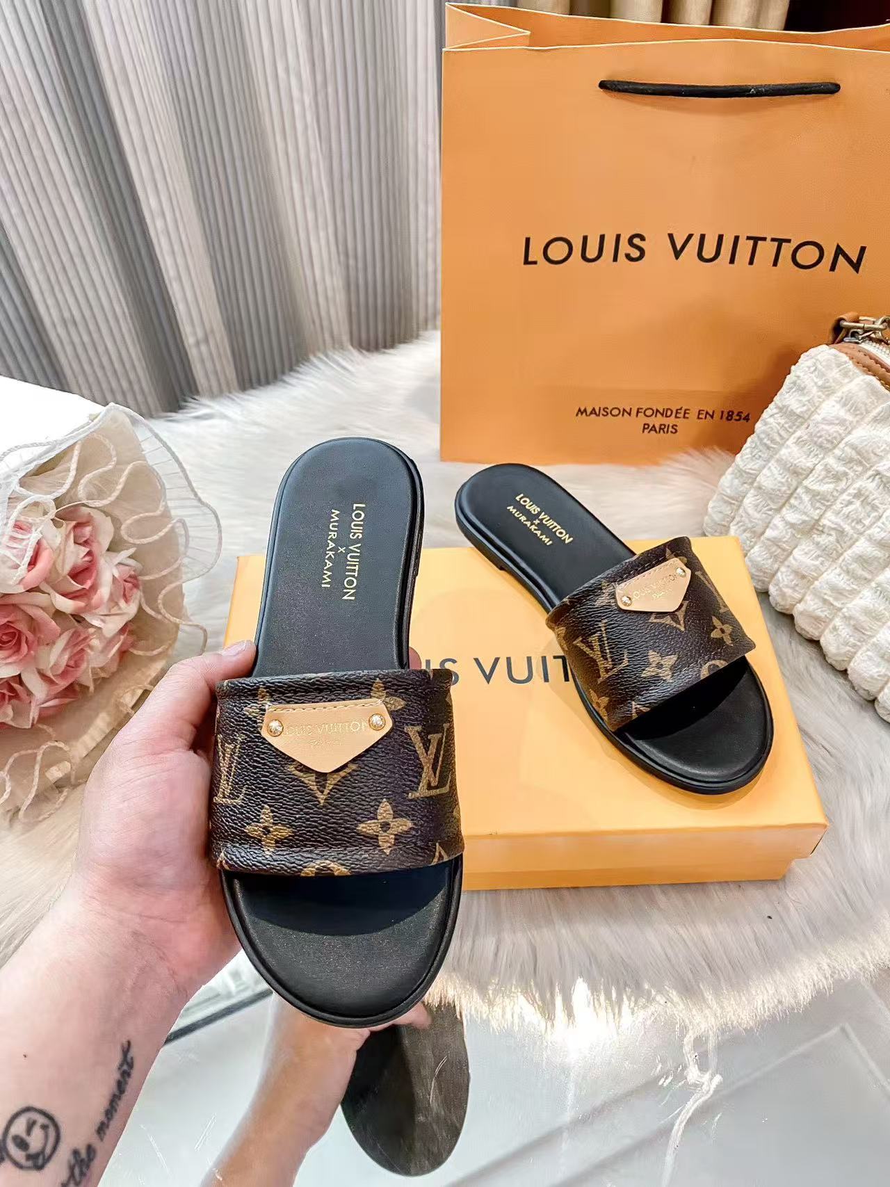 LVプリント柄のスリッパ【50％割引+送料無料】