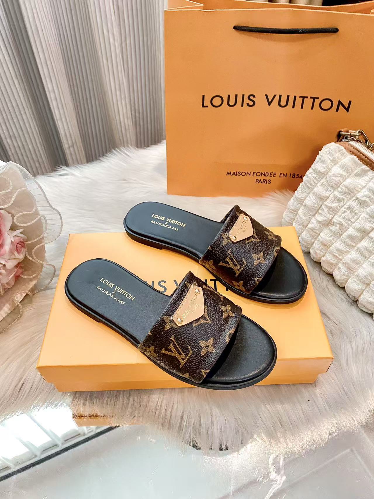LVプリント柄のスリッパ【50％割引+送料無料】