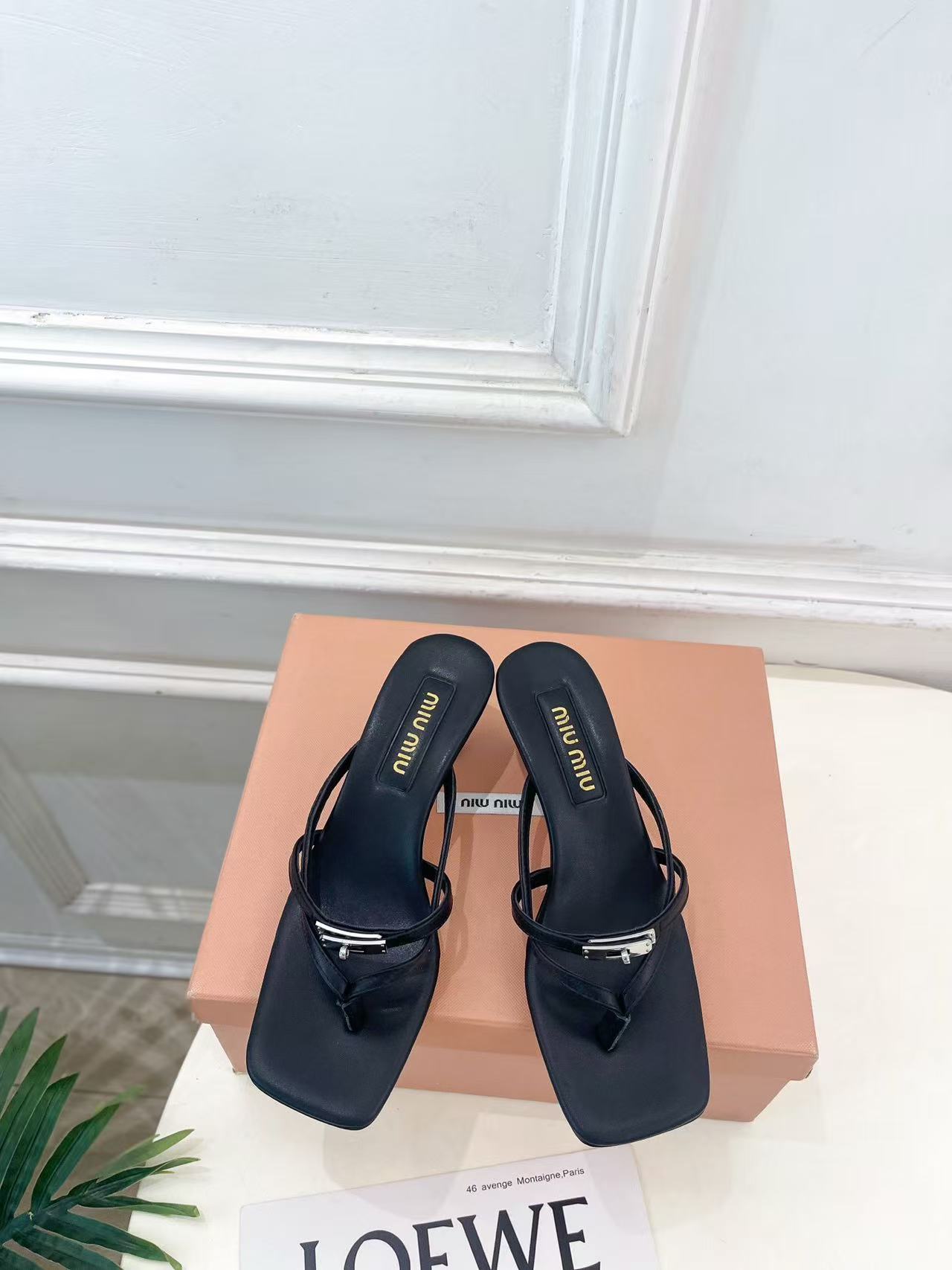 M1UM1U 高品質スクエアトゥローヒールシューズ【50％割引+送料無料】