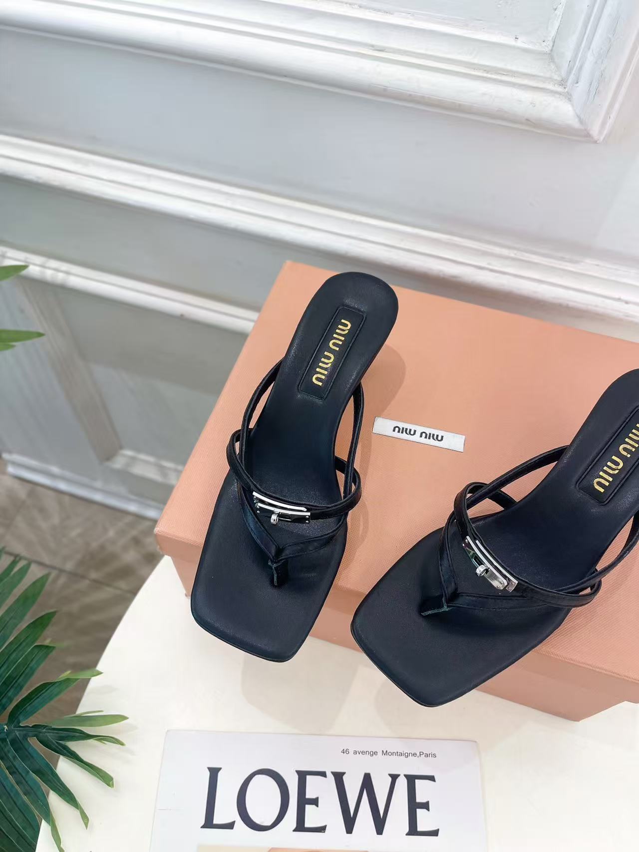 M1UM1U 高品質スクエアトゥローヒールシューズ【50％割引+送料無料】