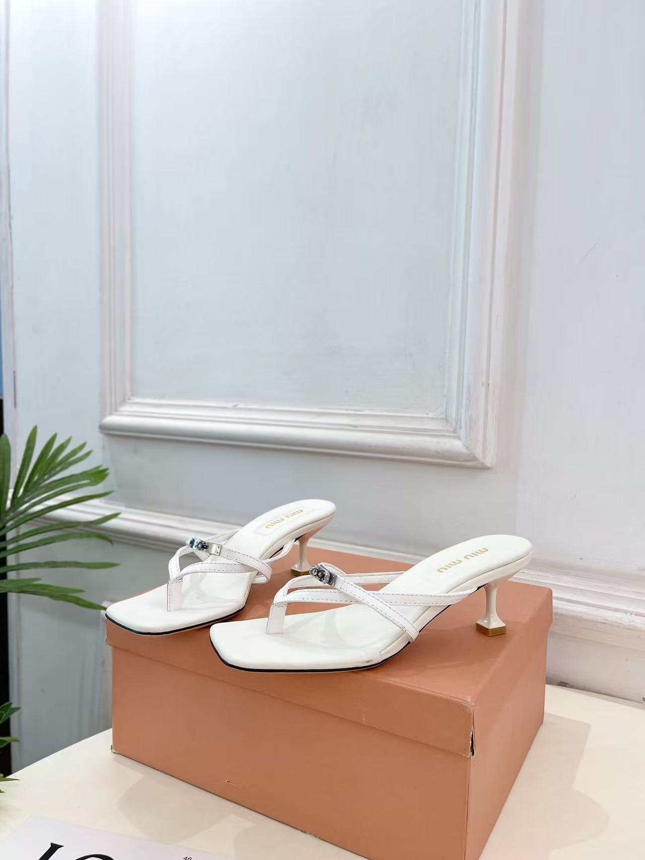 M1UM1U 高品質スクエアトゥローヒールシューズ【50％割引+送料無料】