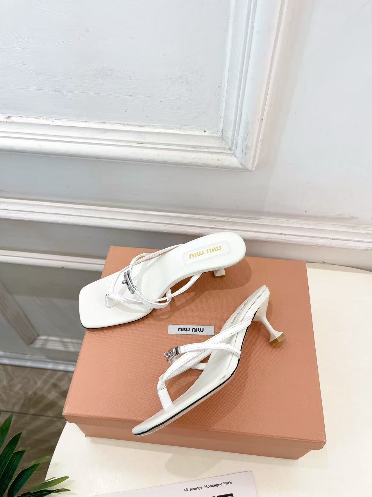 M1UM1U 高品質スクエアトゥローヒールシューズ【50％割引+送料無料】