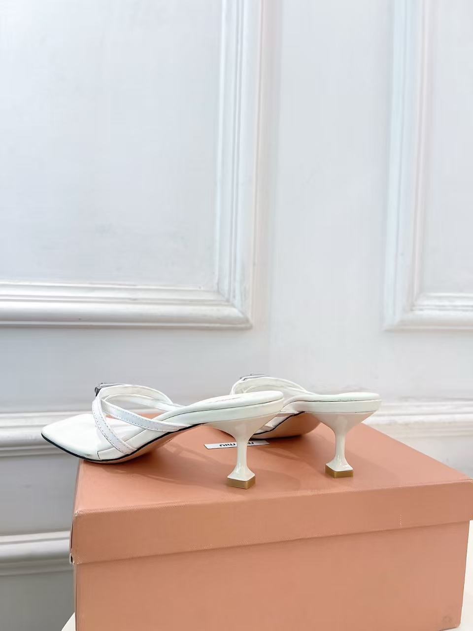 M1UM1U 高品質スクエアトゥローヒールシューズ【50％割引+送料無料】