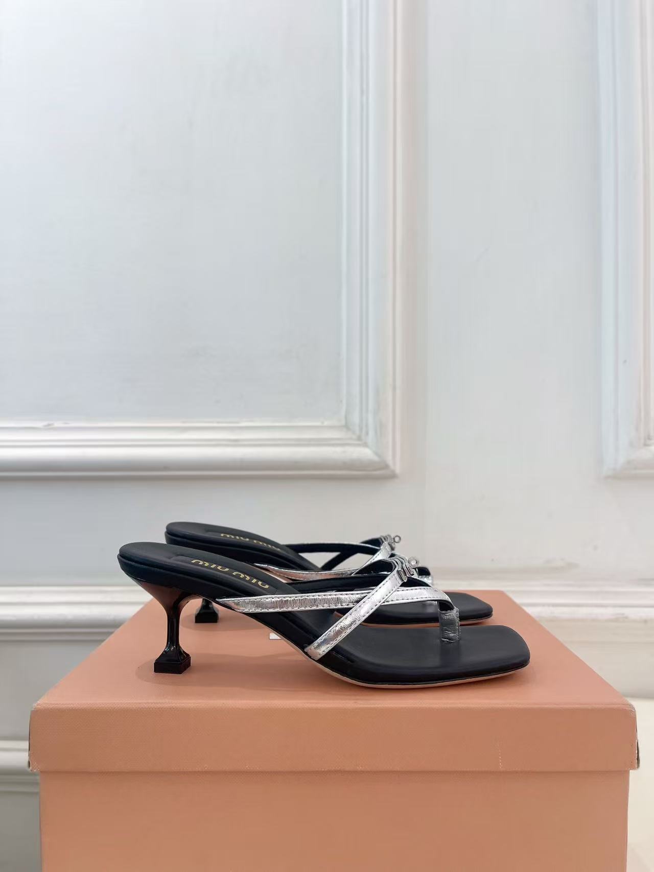 M1UM1U 高品質スクエアトゥローヒールシューズ【50％割引+送料無料】