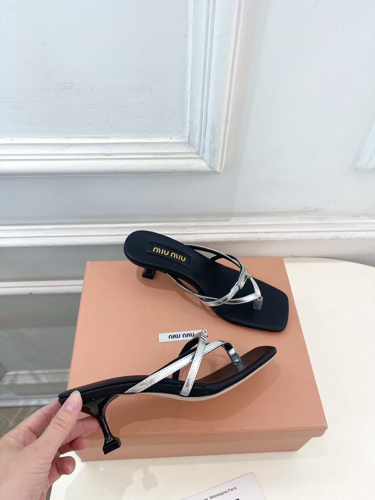 M1UM1U 高品質スクエアトゥローヒールシューズ【50％割引+送料無料】