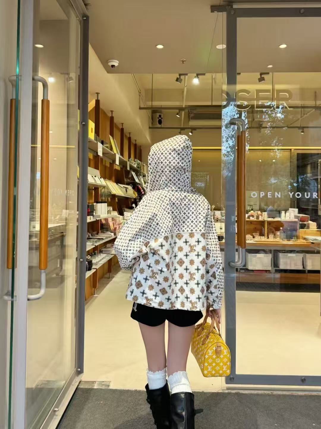 LVプリント柄のフード付きジャケット【50％割引+送料無料】