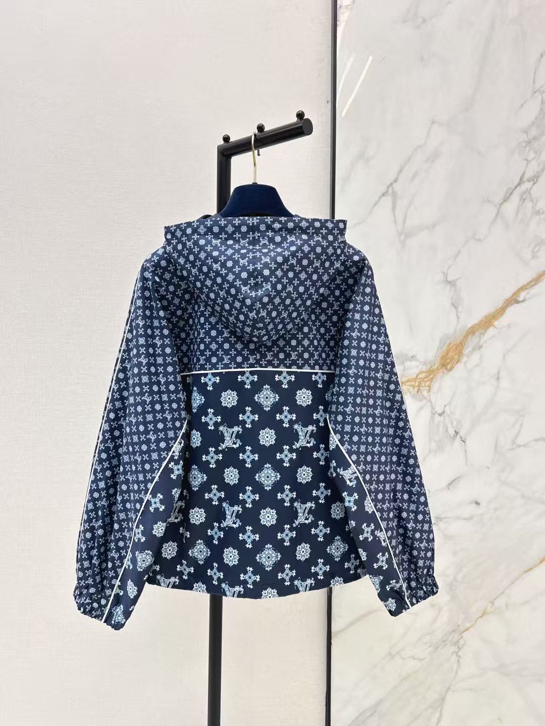 LVプリント柄のフード付きジャケット【50％割引+送料無料】