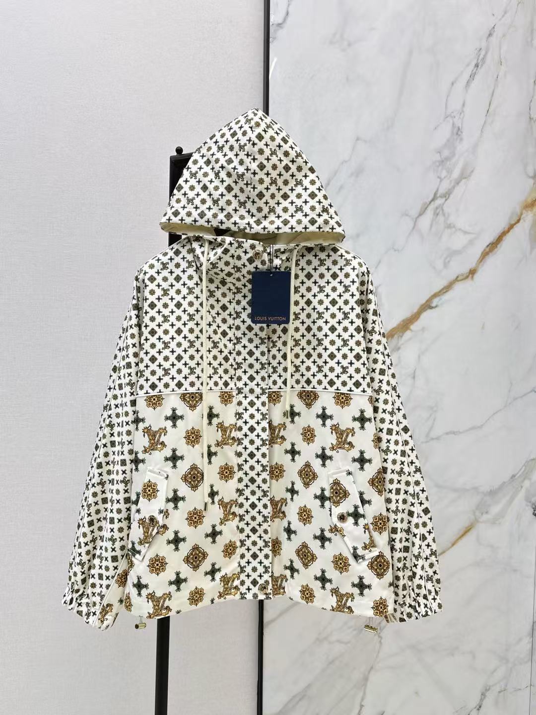 LVプリント柄のフード付きジャケット【50％割引+送料無料】