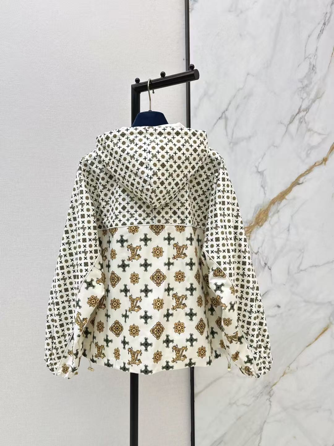 LVプリント柄のフード付きジャケット【50％割引+送料無料】