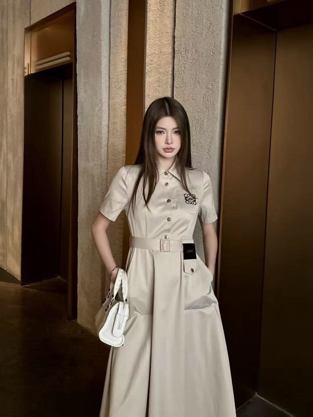 L0WEW 刺繍ロゴ入り半袖ドレス【50％割引+送料無料】