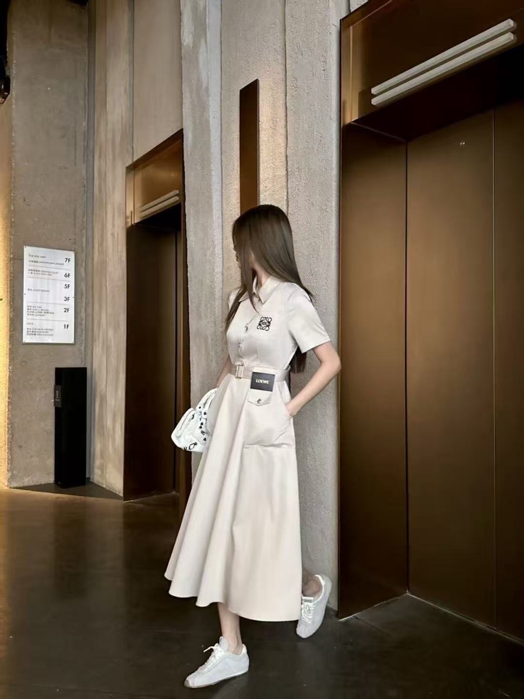 L0WEW 刺繍ロゴ入り半袖ドレス【50％割引+送料無料】