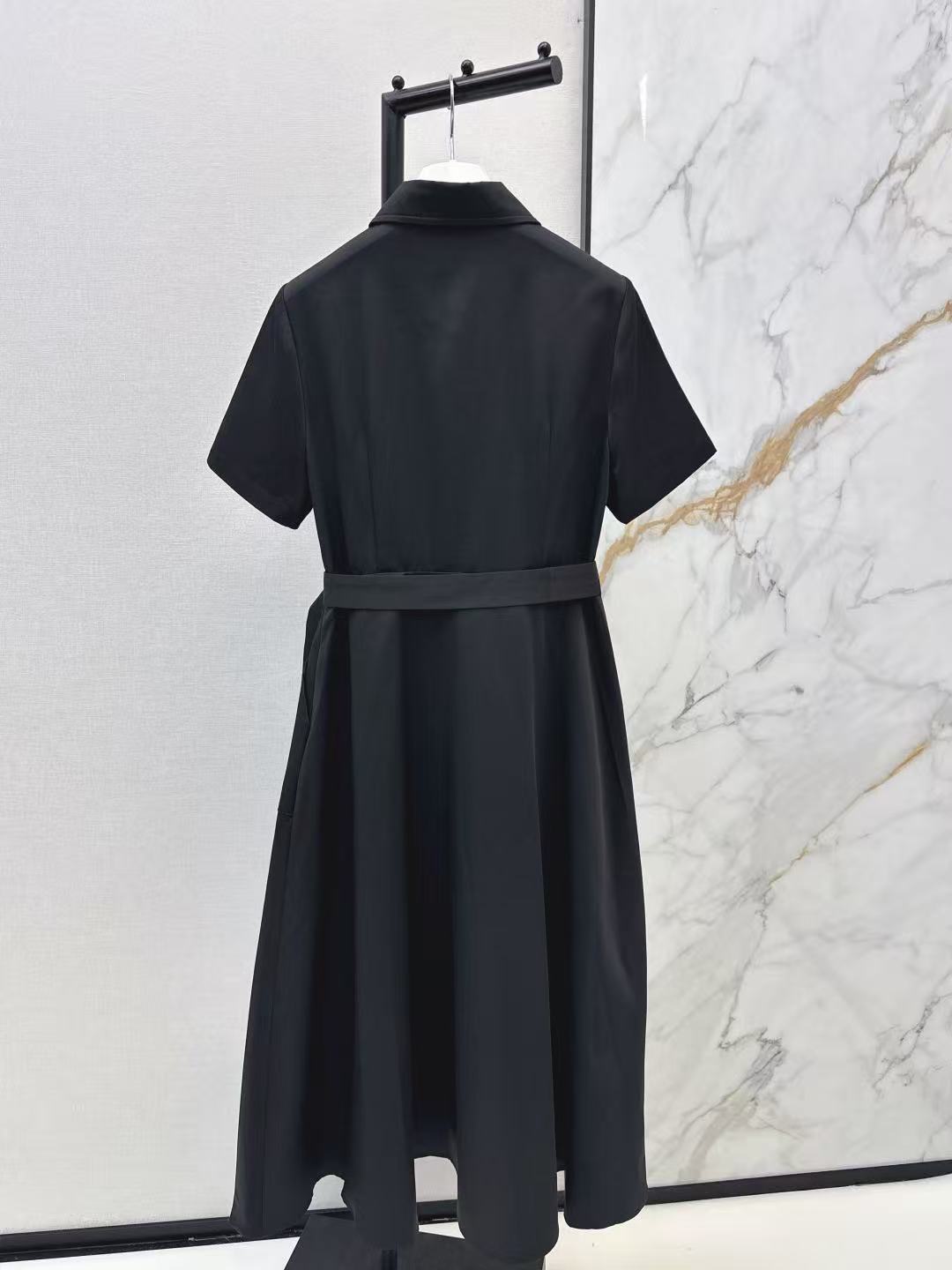 L0WEW 刺繍ロゴ入り半袖ドレス【50％割引+送料無料】