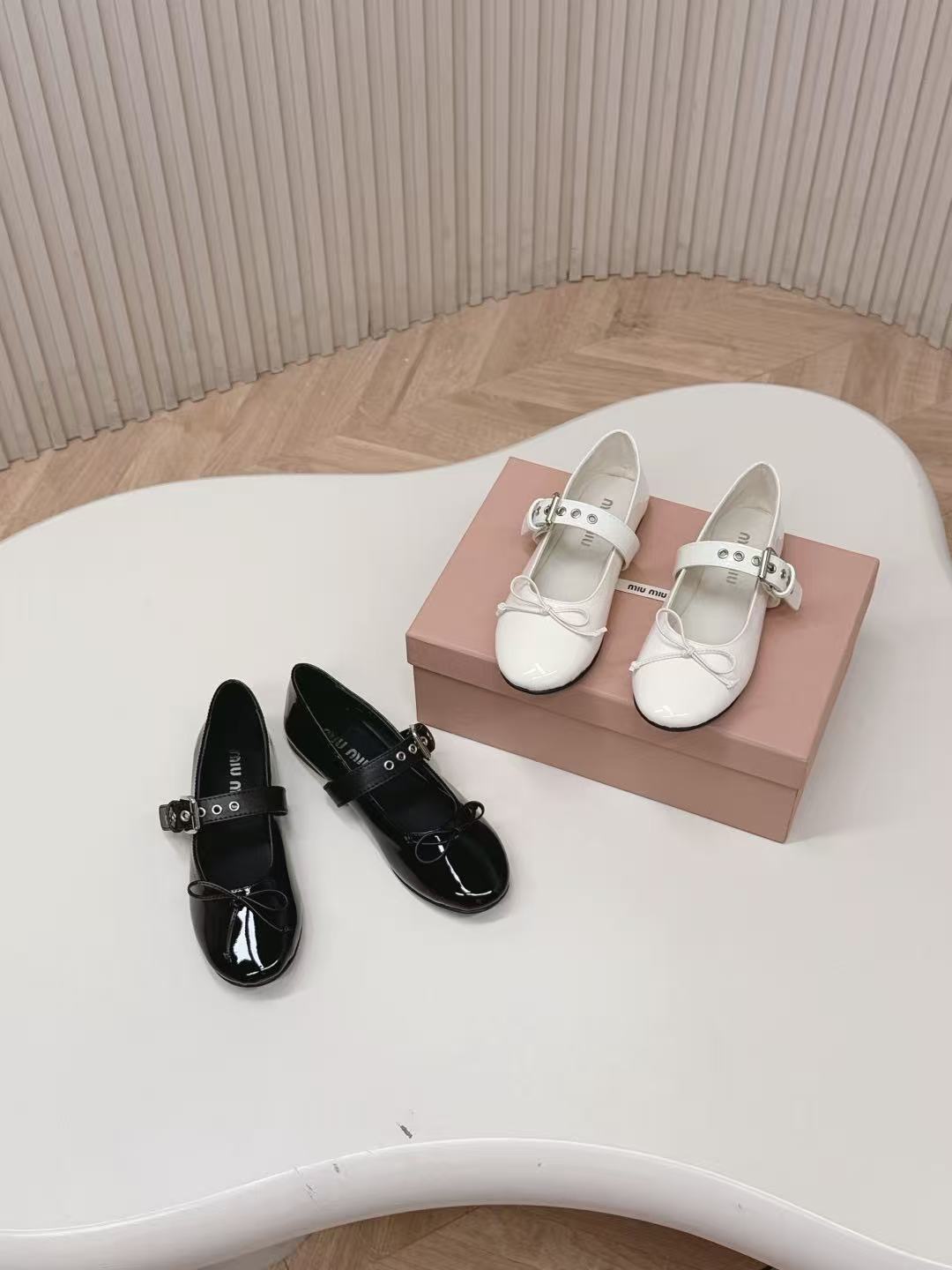 M1UM1U 高品質パテントレザーフラットシューズ【50％割引+送料無料】