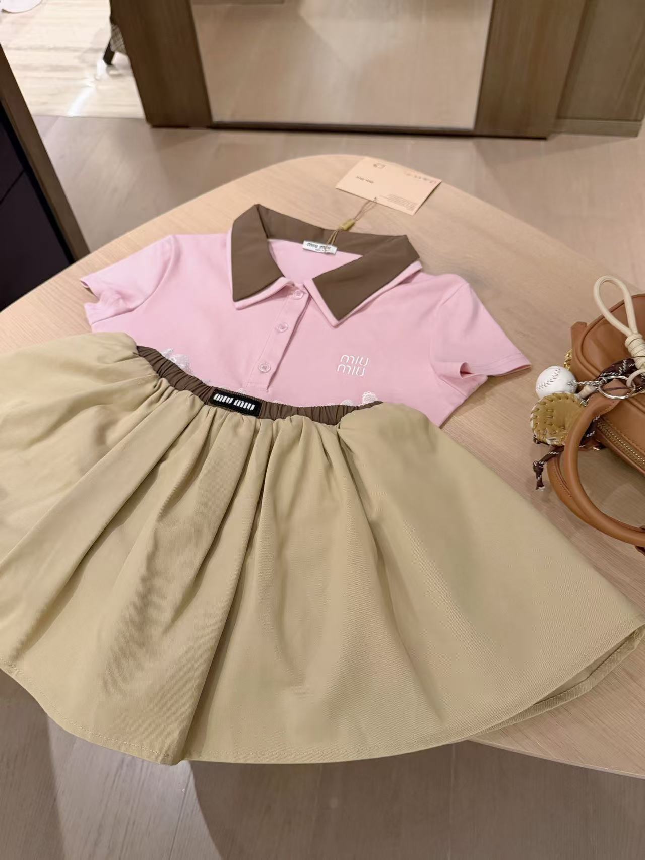 M1UM1U 刺繍ロゴ入りトップス＆スカート 2点セット【50％割引+送料無料】