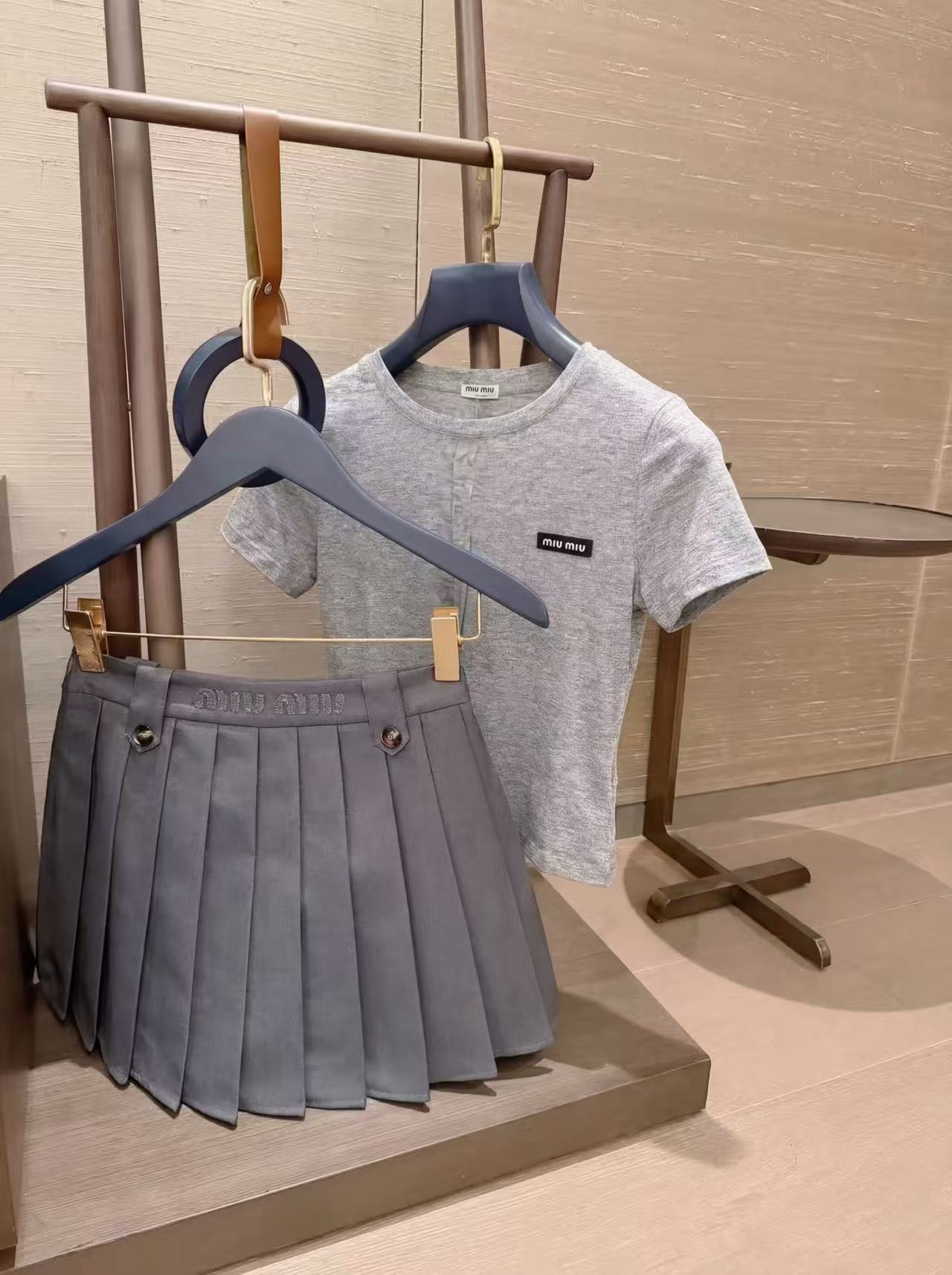 M1UM1U シンプルなTシャツ＋スカートのツーピースセット【50％割引+送料無料】