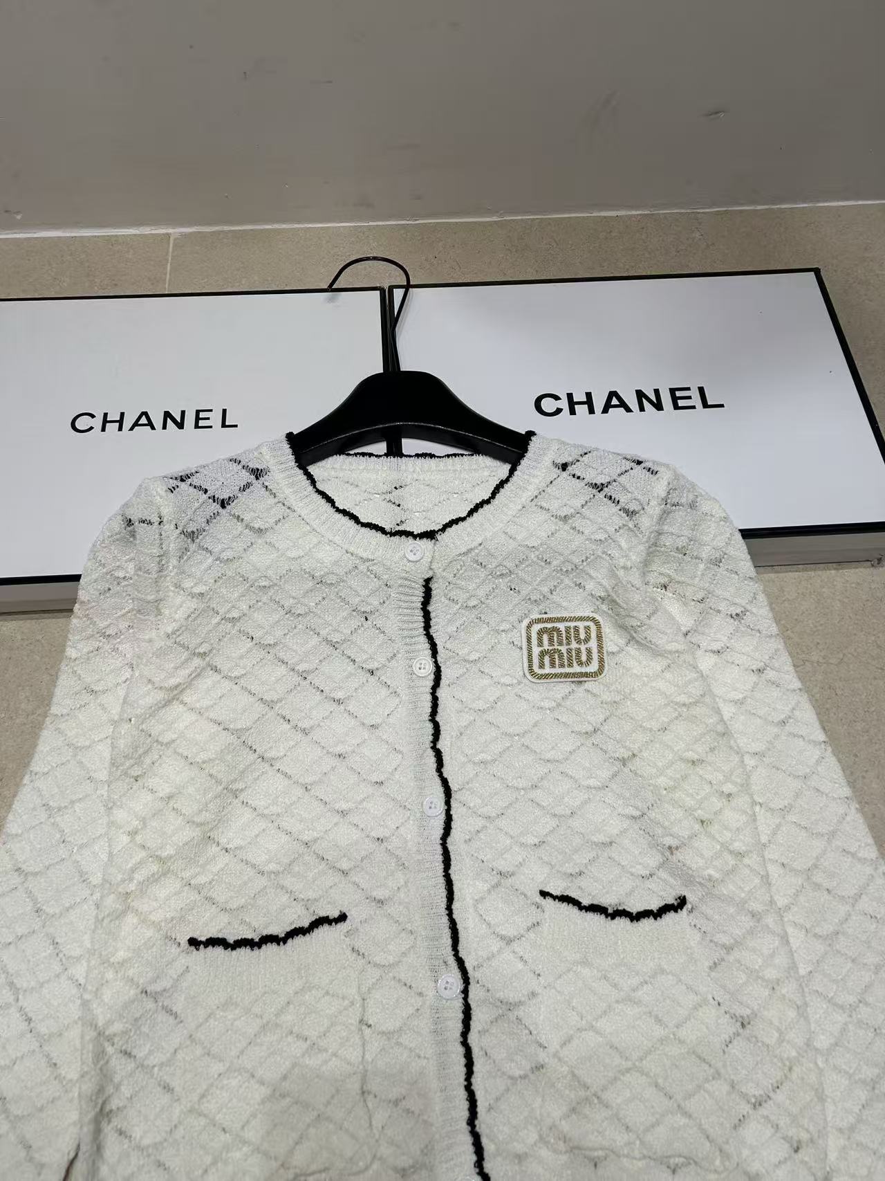 M1UM1U レターチェック柄ウールカーディガン【50％割引+送料無料】