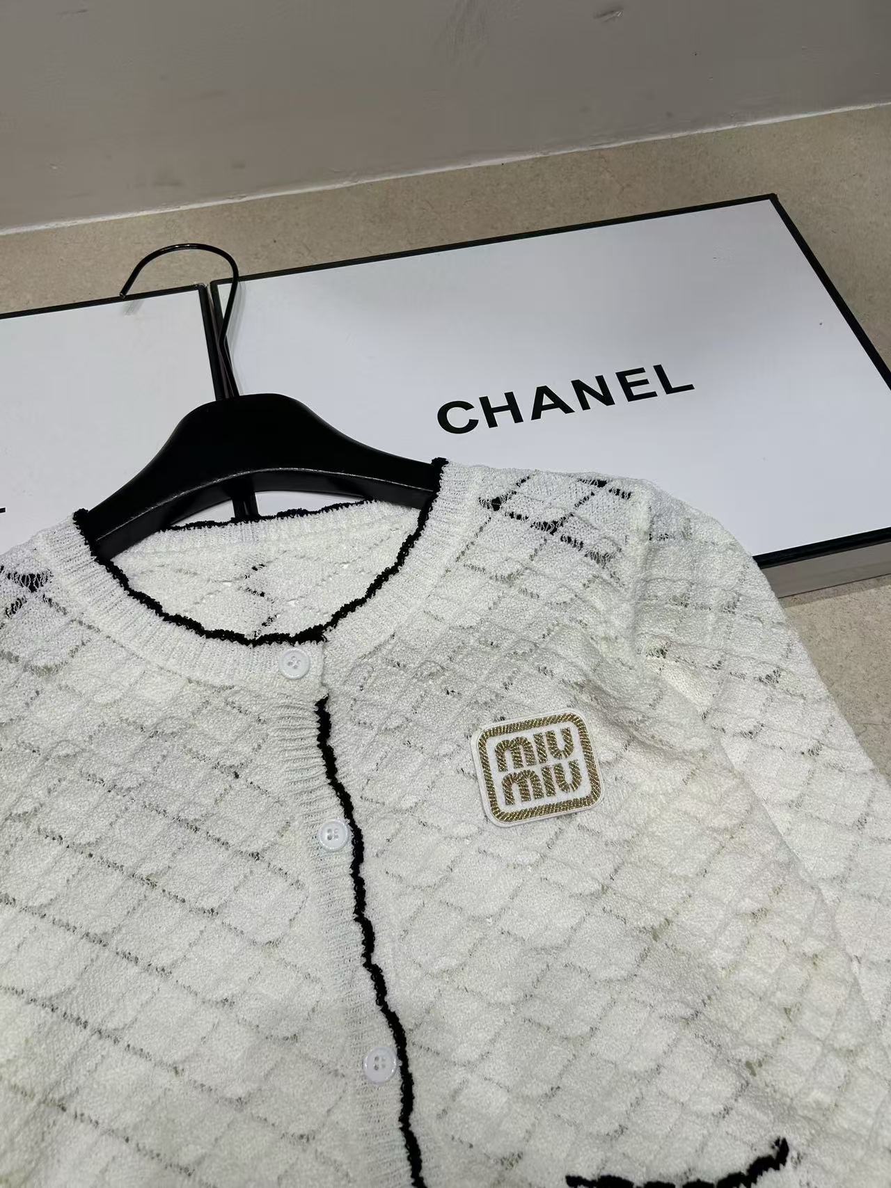 M1UM1U レターチェック柄ウールカーディガン【50％割引+送料無料】