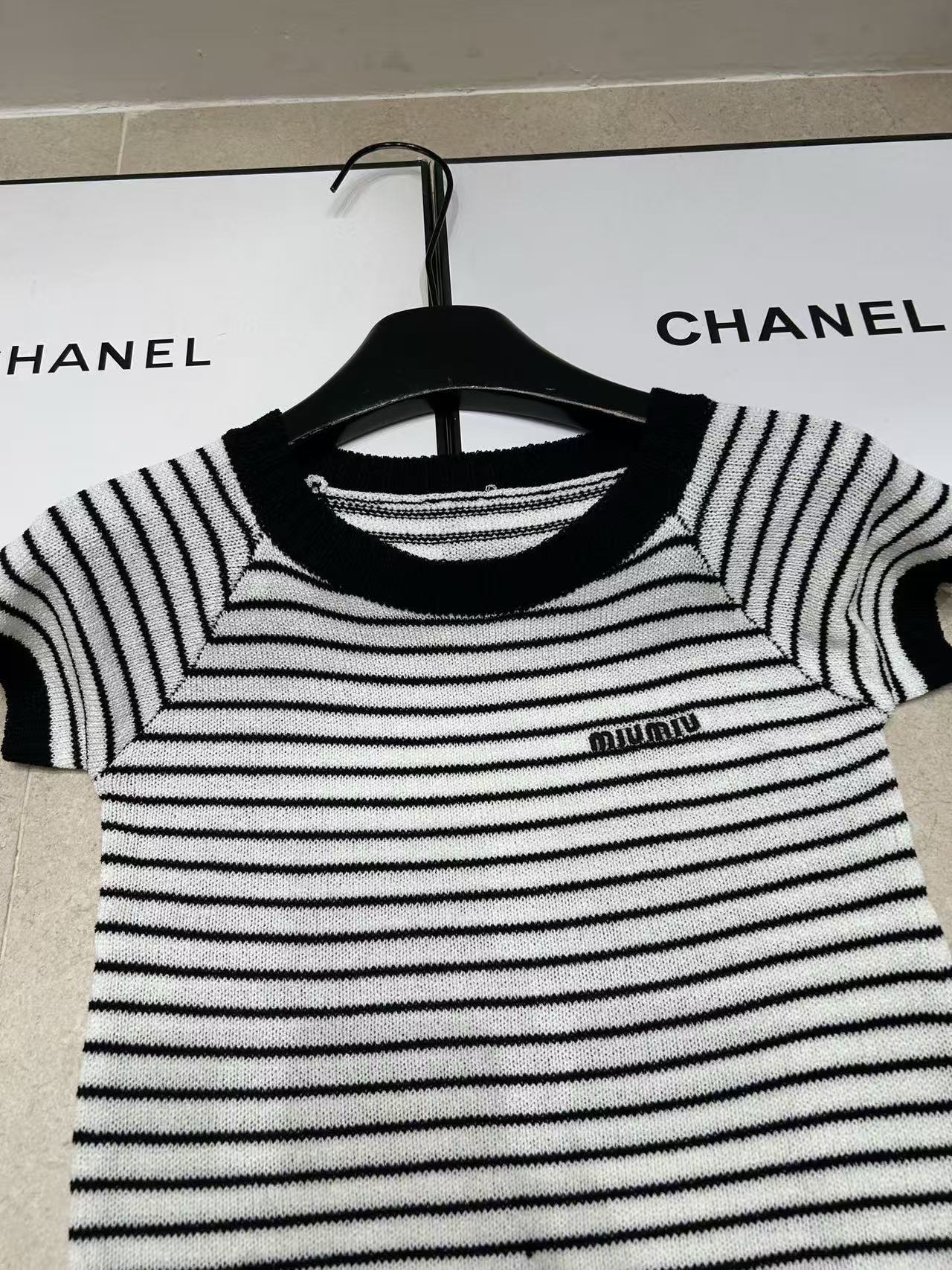 M1UM1U ストライプ柄ウールセーター【50％割引+送料無料】