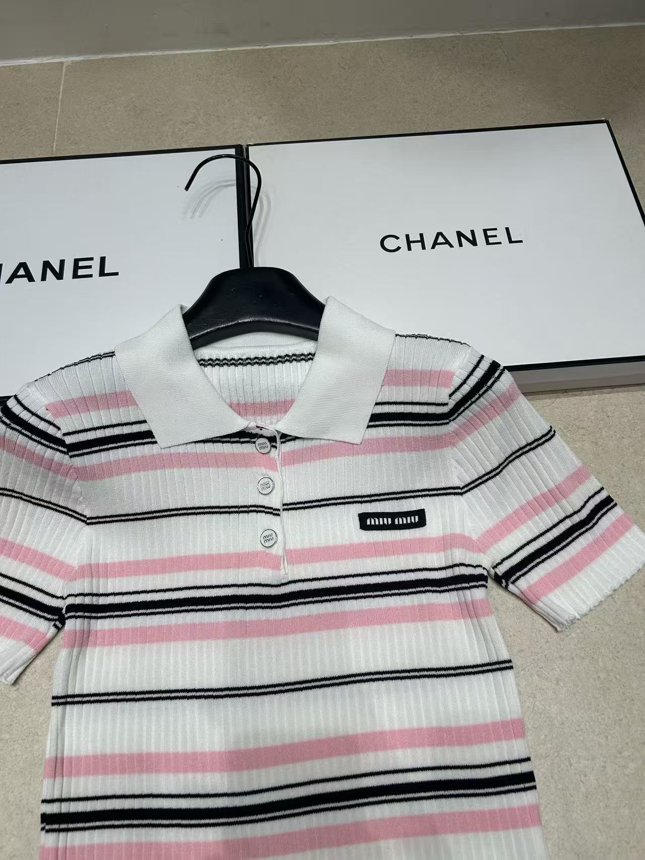 M1UM1U 襟付きウールセーター【50％割引+送料無料】