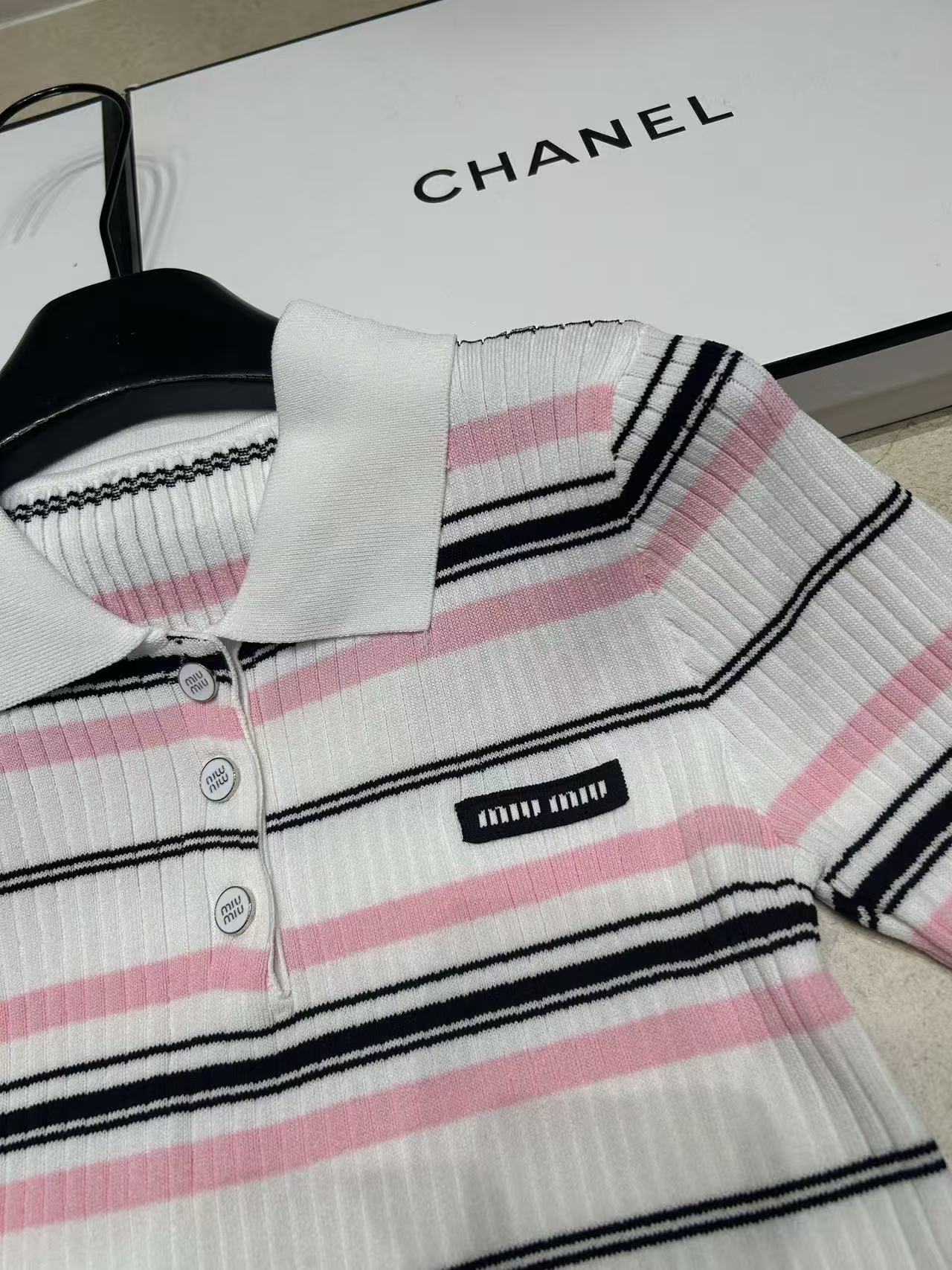 M1UM1U 襟付きウールセーター【50％割引+送料無料】