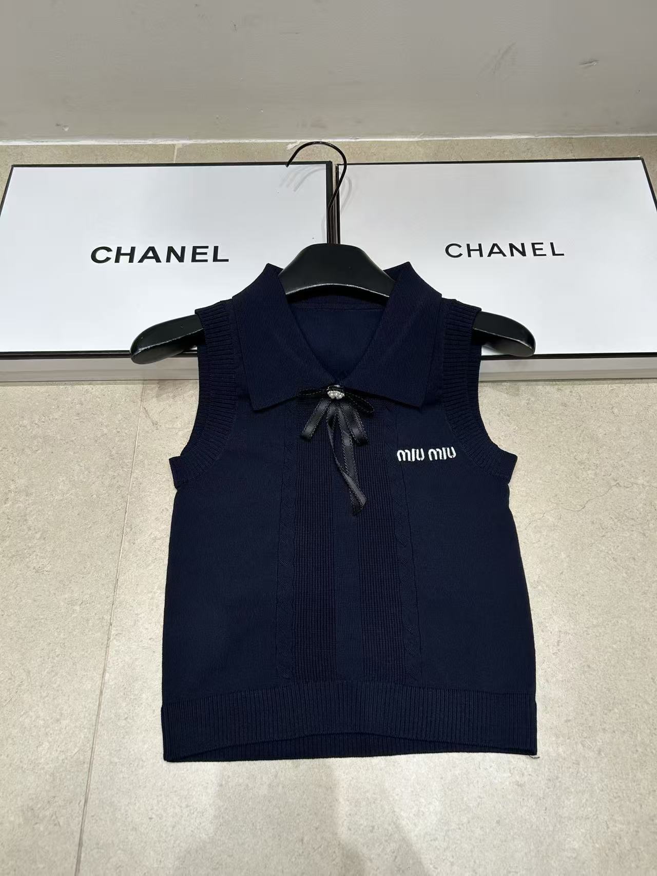 M1UM1U 襟付きウールベスト【50％割引+送料無料】