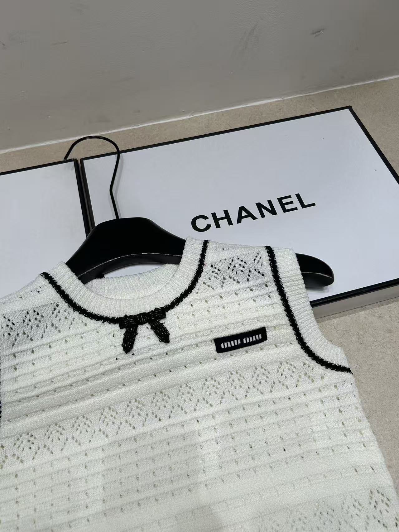 M1UM1U 蝶ネクタイ付きウールベスト【50％割引+送料無料】