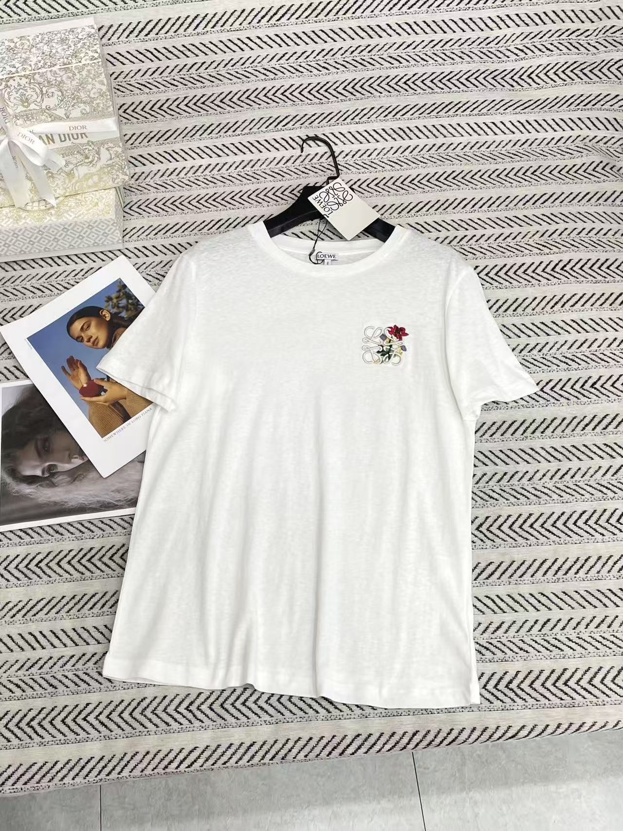 L0WEW 刺繍ロゴTシャツ【50％割引+送料無料】