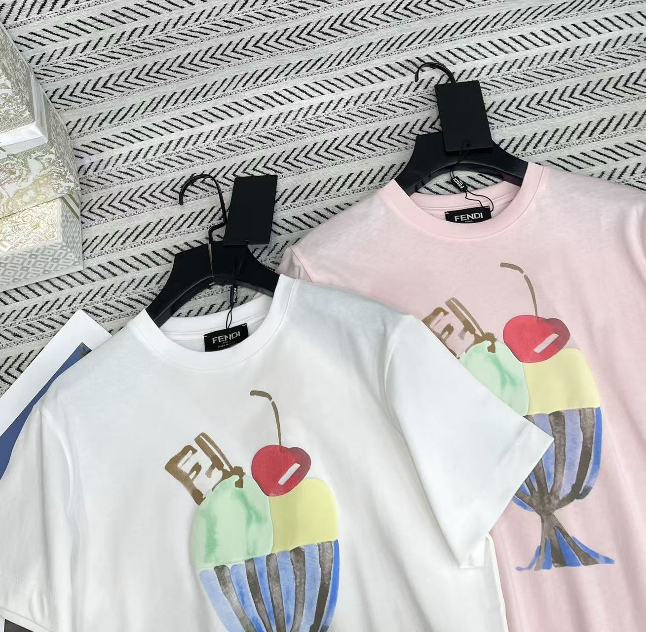 FEND1 アイスクリームチェリーTシャツ【50％割引+送料無料】