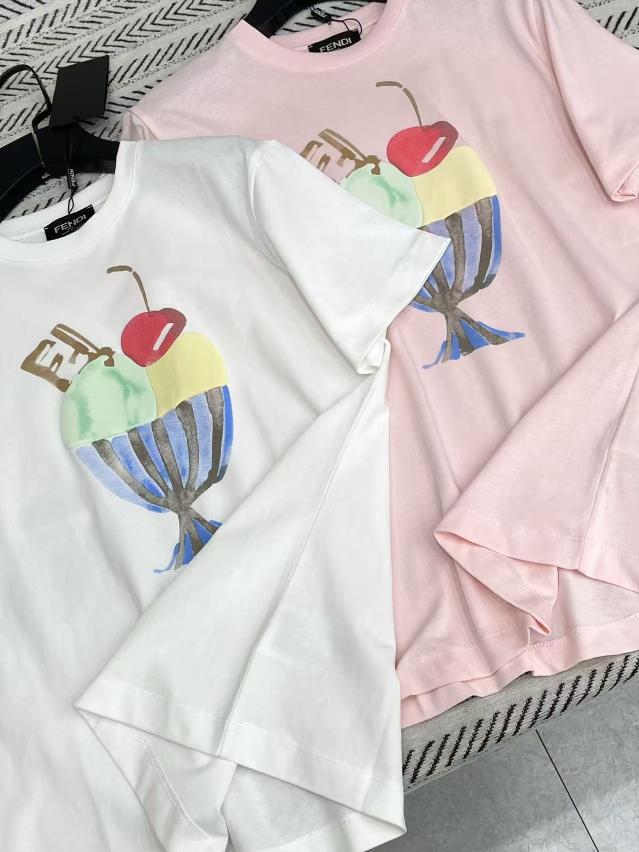 FEND1 アイスクリームチェリーTシャツ【50％割引+送料無料】