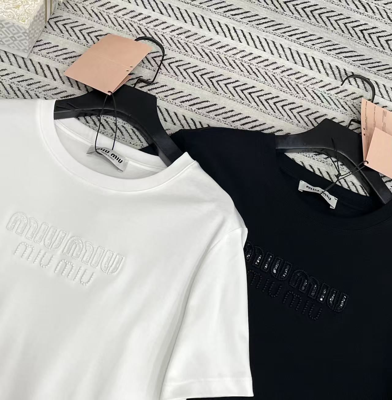 M1UM1U 刺繍入りレターTシャツ【50％割引+送料無料】