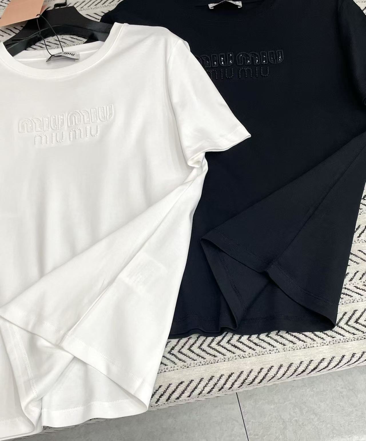 M1UM1U 刺繍入りレターTシャツ【50％割引+送料無料】