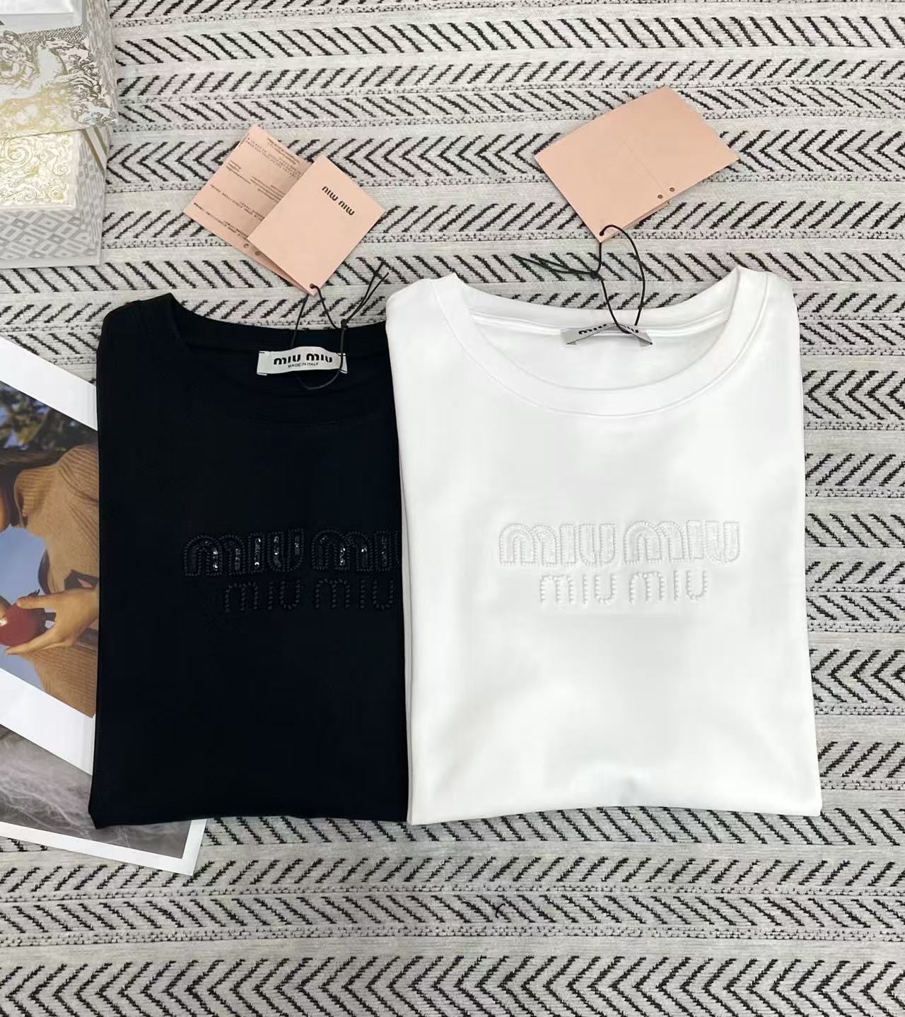 M1UM1U 刺繍入りレターTシャツ【50％割引+送料無料】