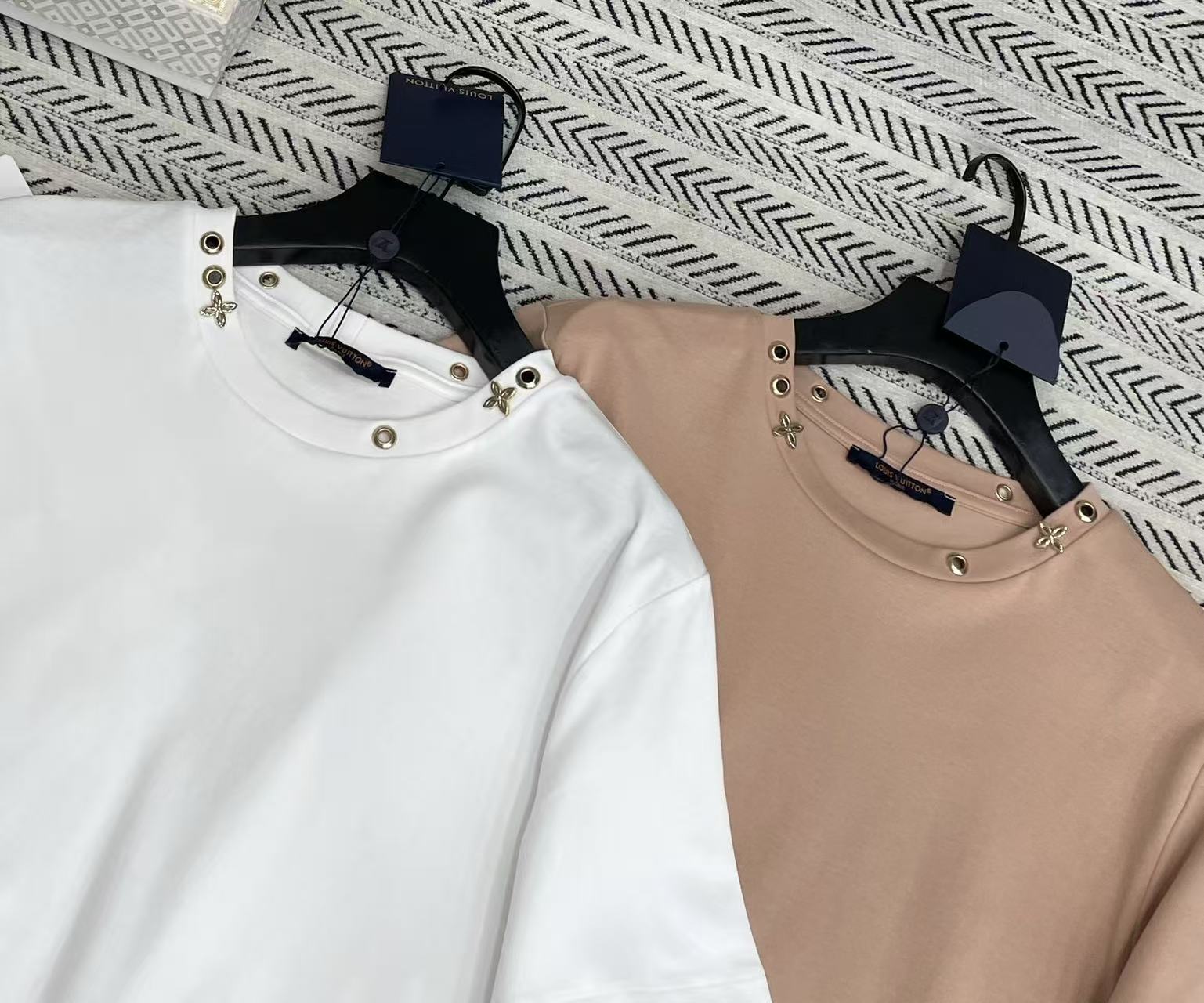 LVメタリックな四つ葉のクローバーTシャツ【50％割引+送料無料】