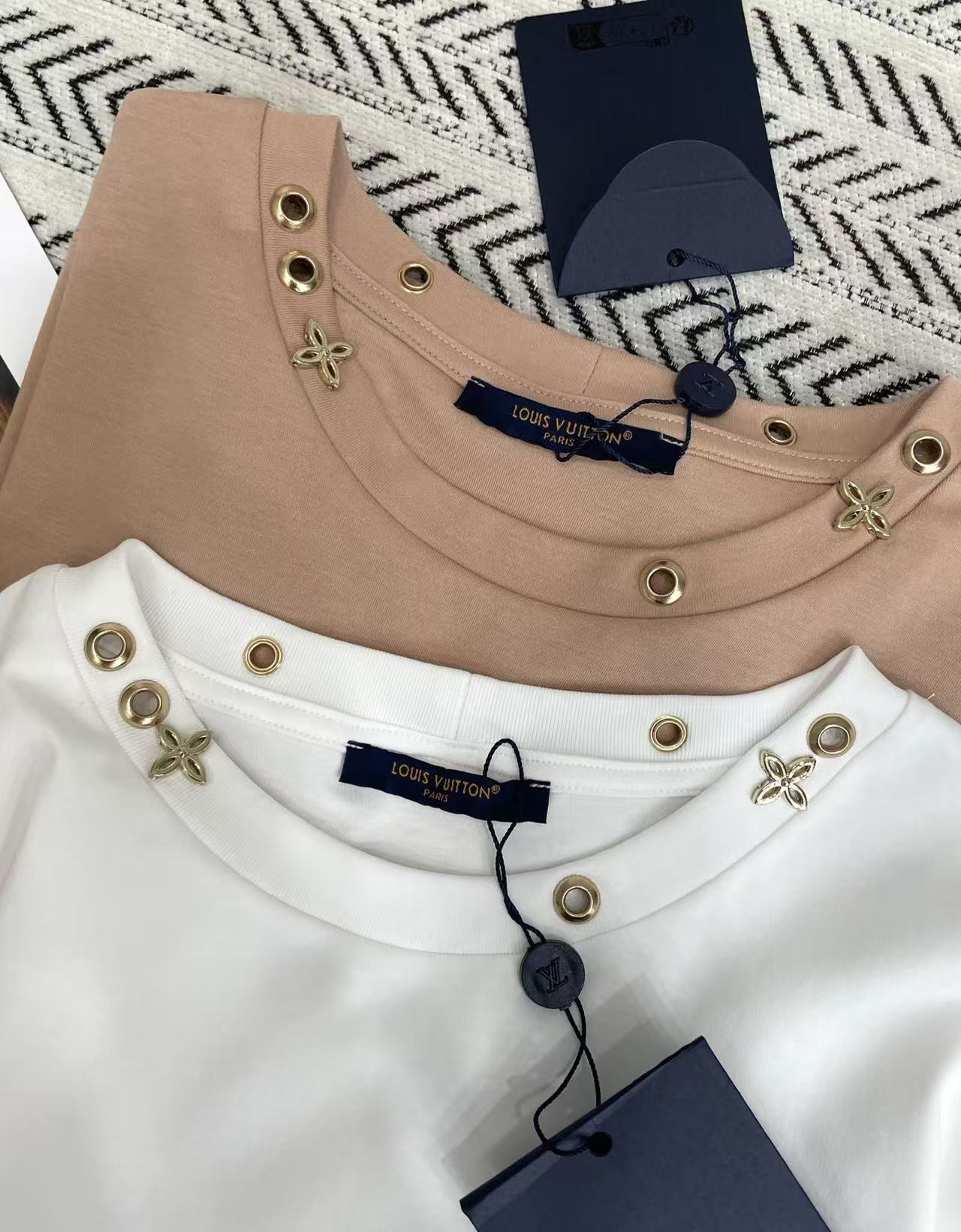 LVメタリックな四つ葉のクローバーTシャツ【50％割引+送料無料】