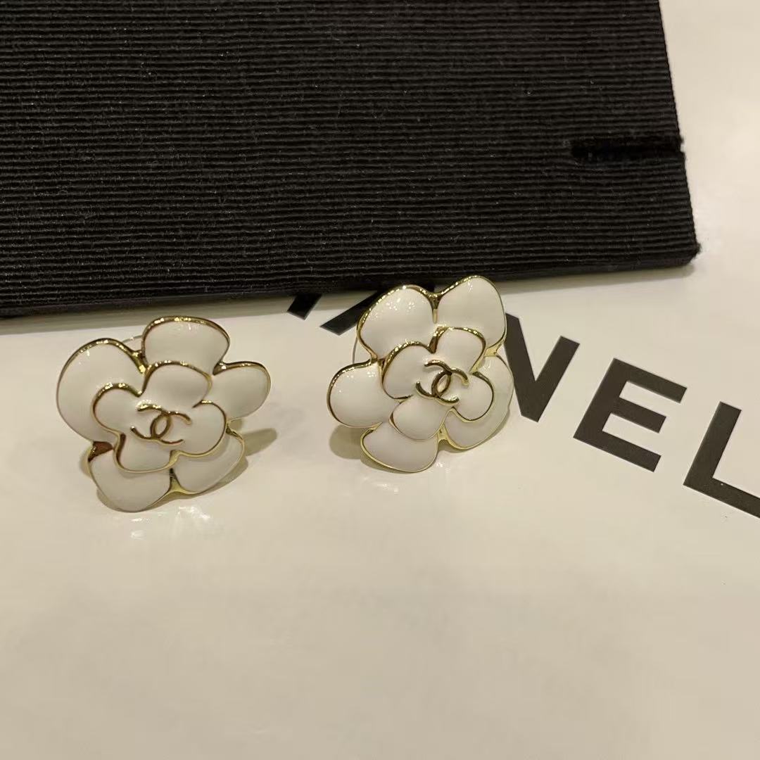 CHANE1 ダブルC エナメルフラワーイヤリング【50％割引+送料無料】