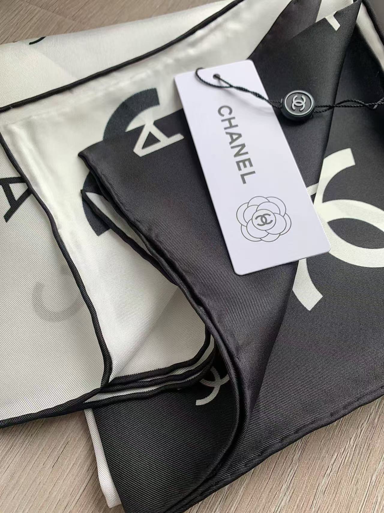 CHANE1 ブラック＆ホワイト ダブルC シルクスカーフ【50％割引+送料無料】