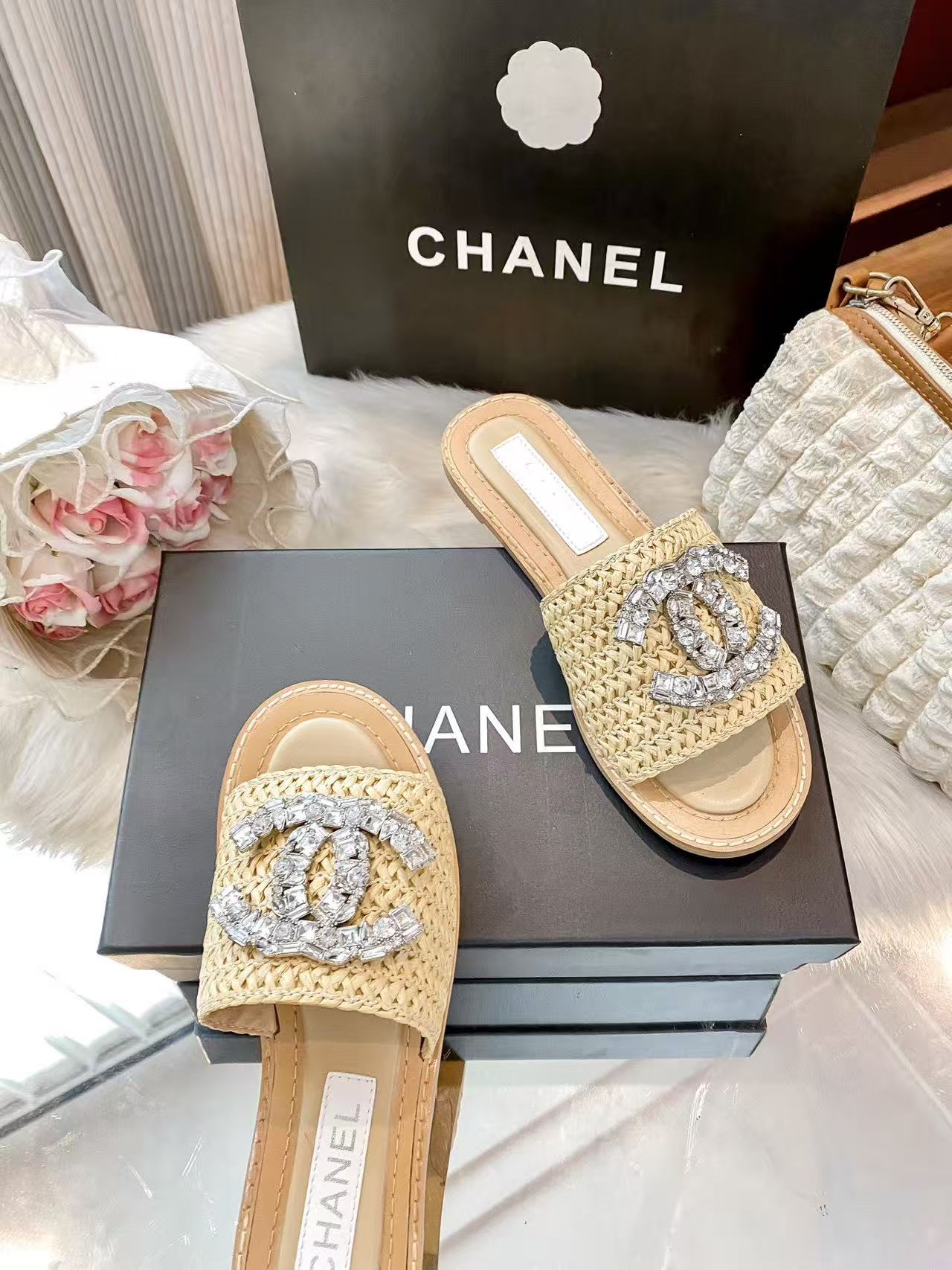 CHANE1 ダブルC クリスタルラインストーン編み込みスリッパ【50％割引+送料無料】